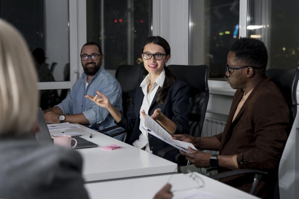 Colegas de trabalho em reunião ao redor de uma mesa em um debate sobre direito empresarial