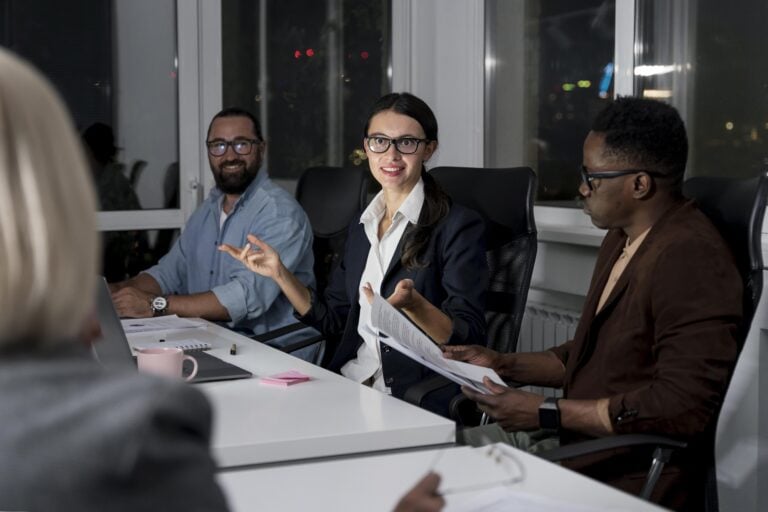 Colegas de trabalho em reunião ao redor de uma mesa em um debate sobre direito empresarial